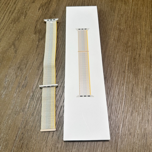 Apple Watch 45mm Starlight Sport Loop - Picture 8 of 9